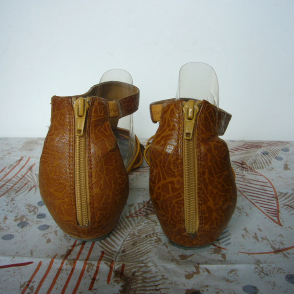 Fergie Two Tone Leather Thong Ankle Strap Sandal Flats - Size 9 Back zip Comfort - Picture 5 of 6